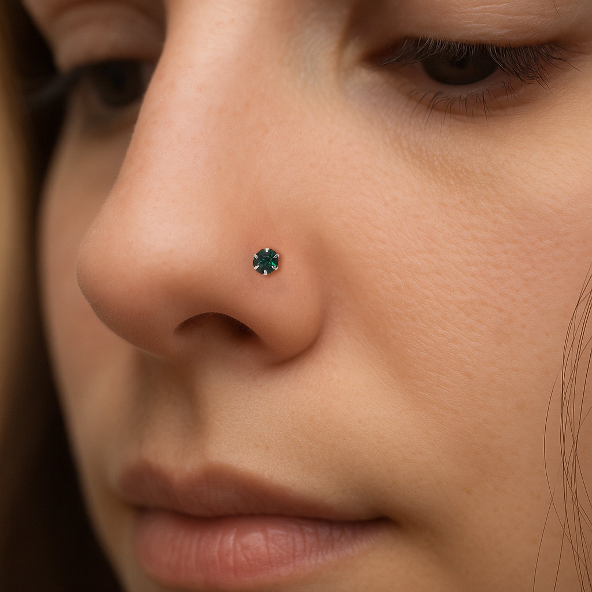 925 Silver Nosepin with Emerald Green CZ Stone – Round Cut Stud