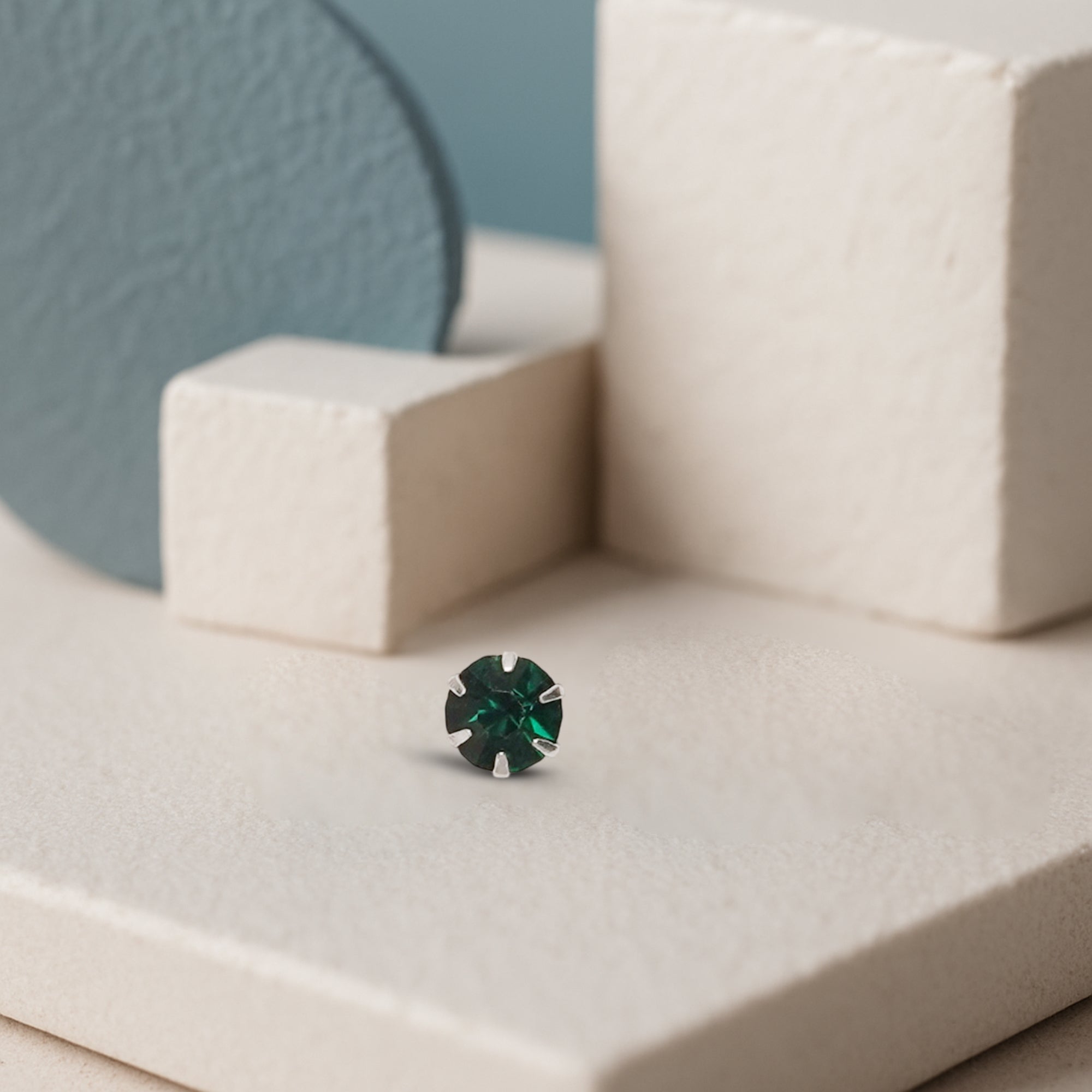 925 Silver Nosepin with Emerald Green CZ Stone – Round Cut Stud