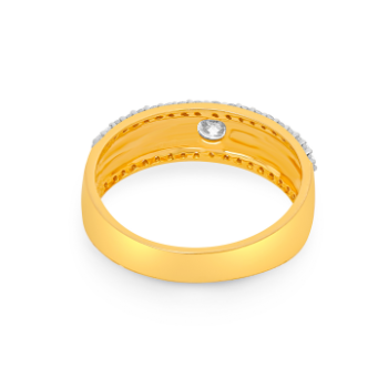 Centre and sequential diamond pattern ring in 14K in Yellow Gold