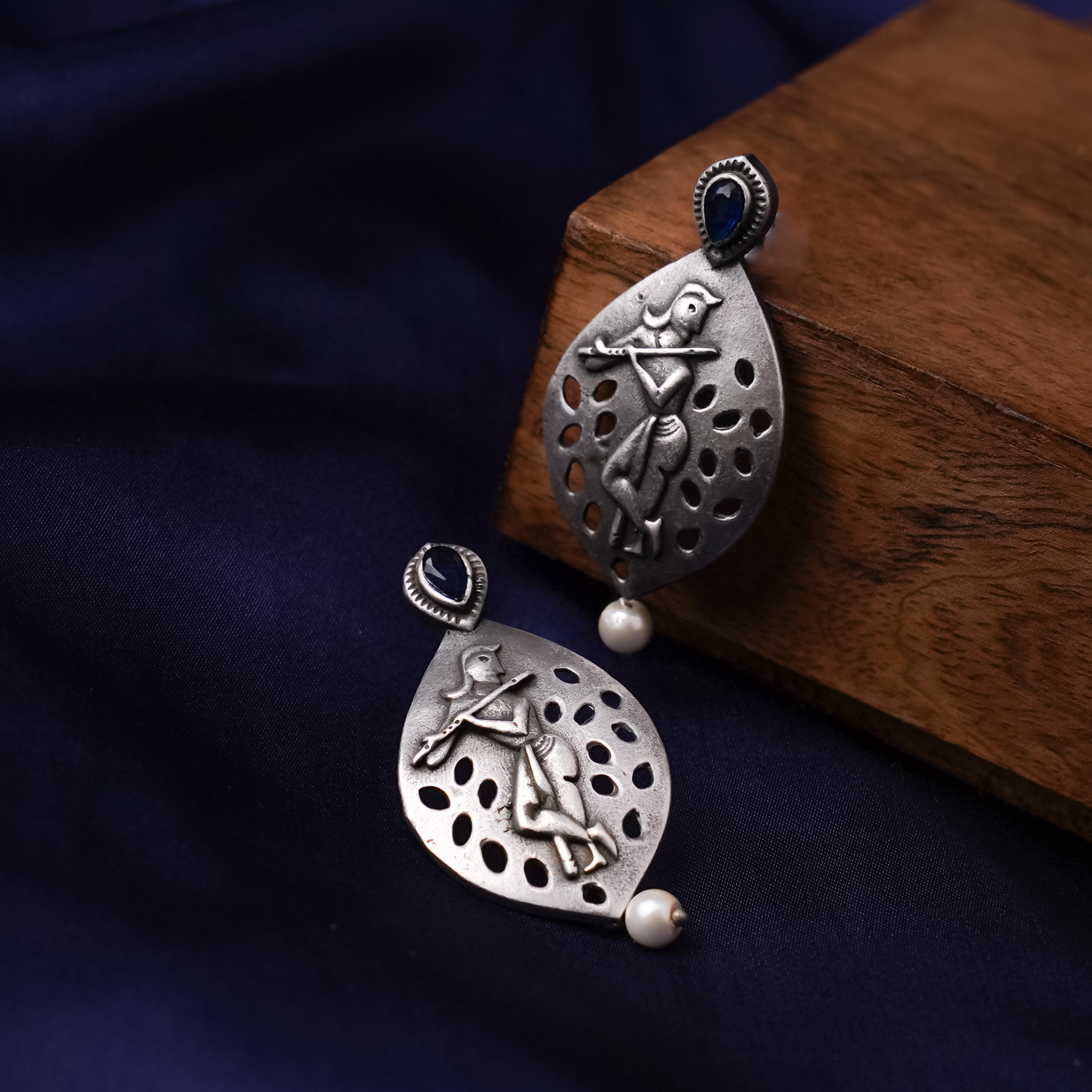Kanha- Silver Brass Pearl dangler earrings(Blue)